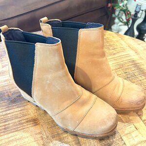 Sorel women's tan and black leather wedge bootie-size 9